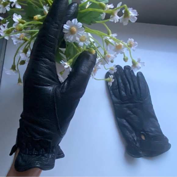 Vintage Accessories - Women's Black Leather Gloves On a Velcro Size Small